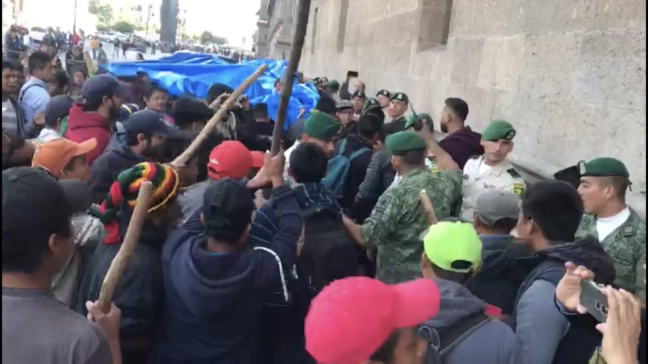 Agreden manifestantes a policías militares fuera de Palacio Nacional