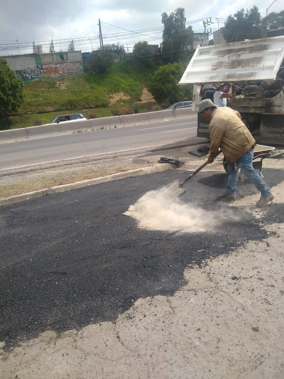 Comenzaron trabajos de bacheo en la Avenida Jesús Reyes Heroles en Tlalnepantla.. Noticias en tiempo real