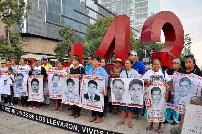 Liberan a 24 policías relacionados con el caso Ayotzinapa
