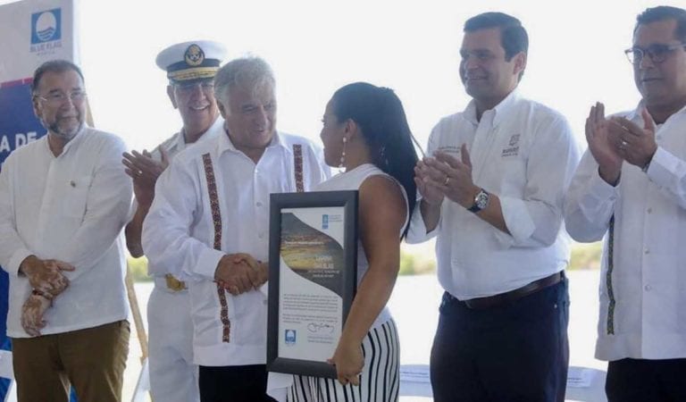 Torruco entrega cuatro distintivos Blue Flag a playas y marinas de Nayarit
