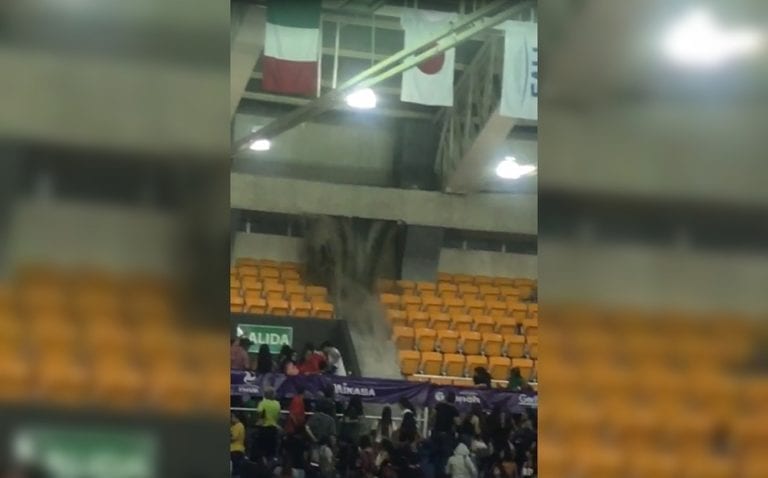 Se derrumba techo de auditorio por lluvias en Aguascalientes