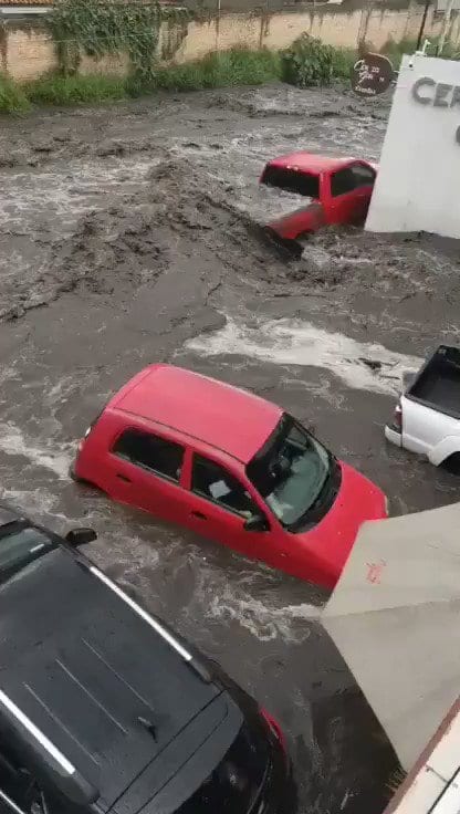 Tormenta desborda canal y provoca inundaciones en Jalisco