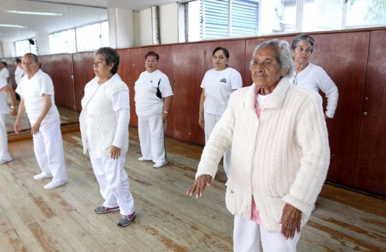 Para mantenerse activa y saludable, a sus 99 años Fernandita practica yoga en IMSS