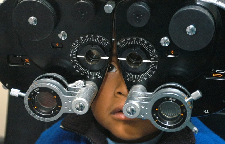 Recomienda IMSS visitar al oftalmólogo u optometrista en este regreso a clases