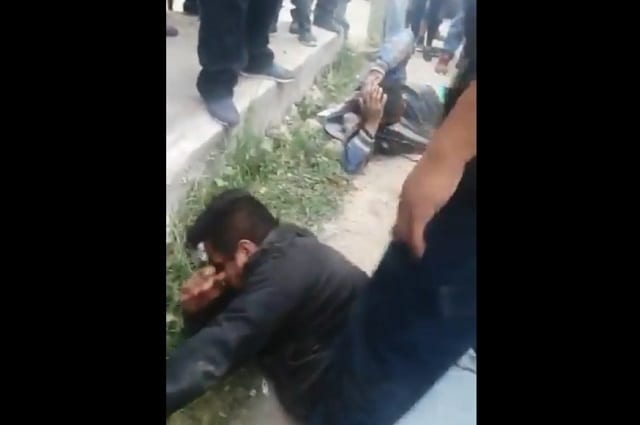 Ciudadanos golpean a 2 presuntos criminales en Ecatepec