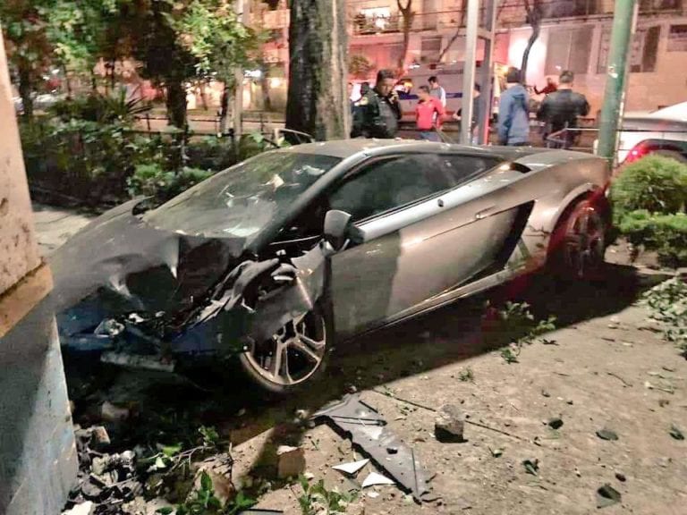 Choca y abandonan Lamborghini en calles de la colonia Roma