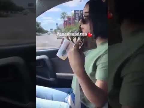 Hija del alcalde de Culiacán se quita el calor con billetes de 500 pesos