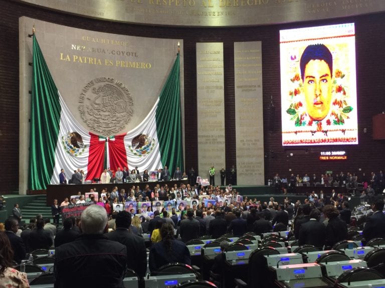 Ayotzinapa toma la Máxima Tribuna del País