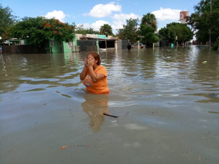 Desalojan a familias en Nuevo León por desbordamiento de ríos