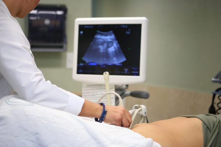Con tratamiento para ovario poliquístico en el IMSS, derechohabiente logró ser madre