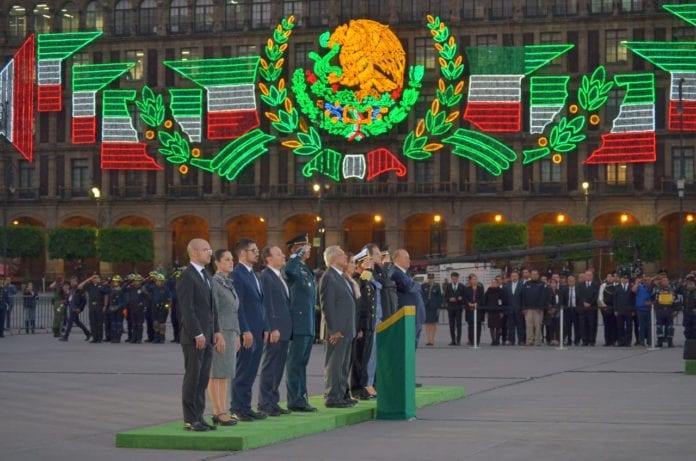 Presidente encabeza ceremonia en el Zócalo.