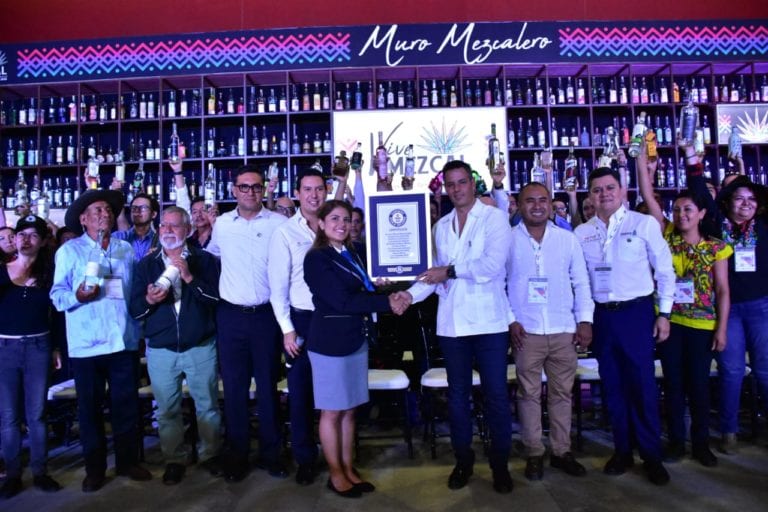 Oaxaca obtiene Récord Guinness con Muro Mezcalero