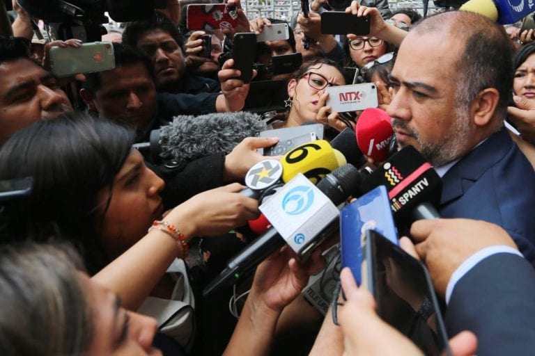 Se compromete FGR a realizar una nueva investigación sobre Ayotzinapa