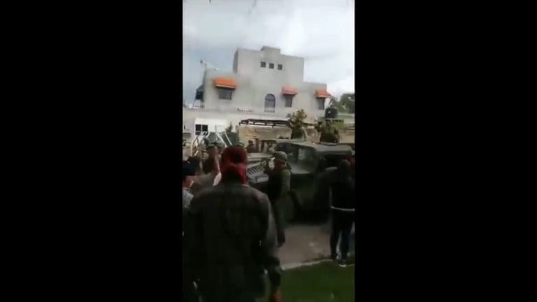 Habitantes de Acajete se enfrentaron a militares para liberar una bodega con artículos robados