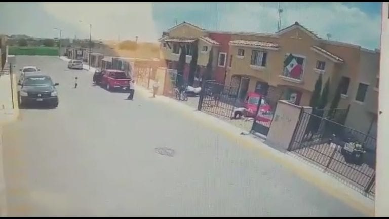 Vehículo en reversa atropella a una niña y a un hombre en el Edomex