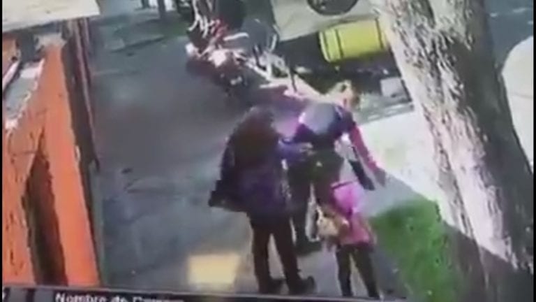 Dos mujeres se roban un arbolito en Azcapotzalco