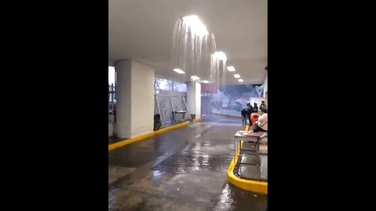 Se filtra la lluvia en la rampa de urgencias del Hospital Balbuena