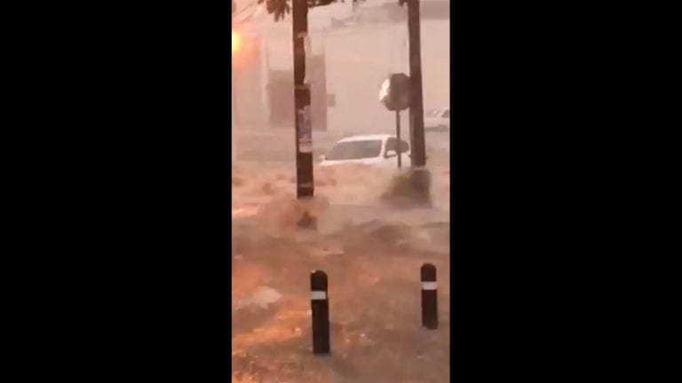 La lluvia provocada por “Lorena” arrastra coches en Culiacán