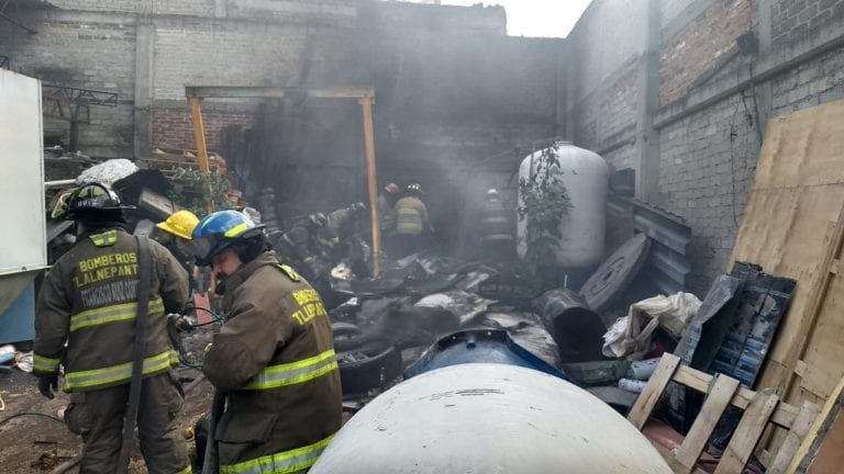 Bomberos de Tlalnepantla sofocan incendio que se registró en un predio que almacenaba chatarra, no hay lesionados.