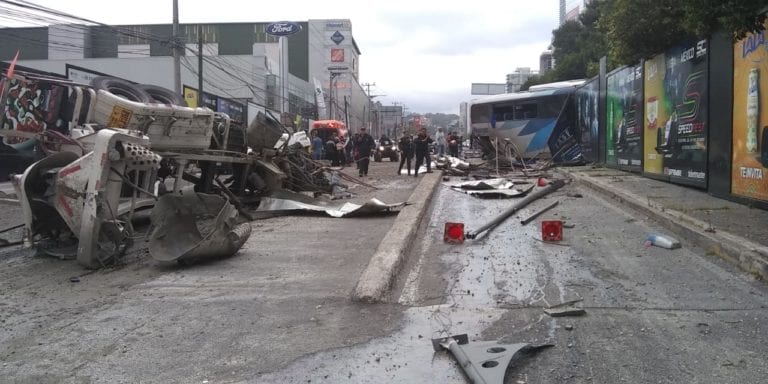 Revolvedora se queda sin frenos en la México-Toluca, impactó a 11 vehículos y dejó 15 lesionados