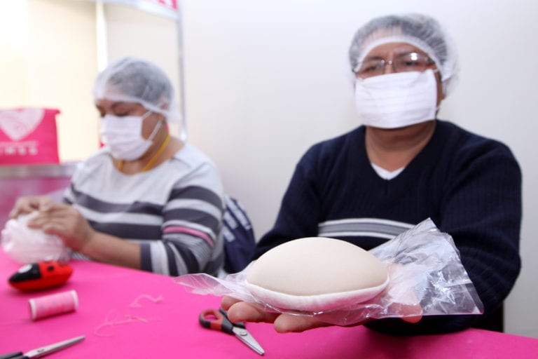 Voluntariado IMSS elabora prótesis artesanales para mujeres sobrevivientes de cáncer de mama