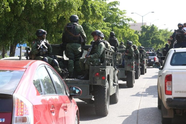 Militares recorren las calles de Culiacán