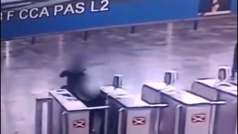 Dos policías de la Ciudad de México fueron sorprendidos robando boletos del metro