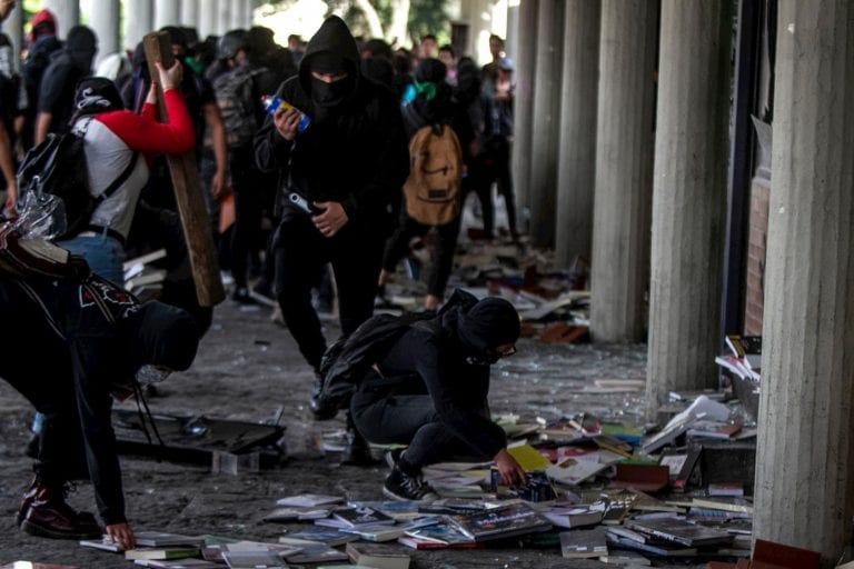 Reabre la librería de la UNAM tras ser vandalizada por encapuchados a mediados de noviembre