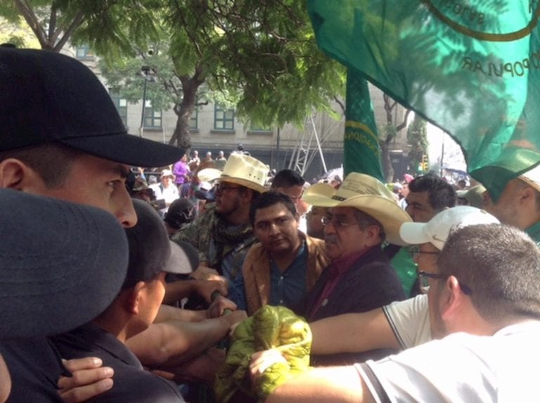 Campesinos marchan al Zócalo y se enfrentan con policías en San Lázaro