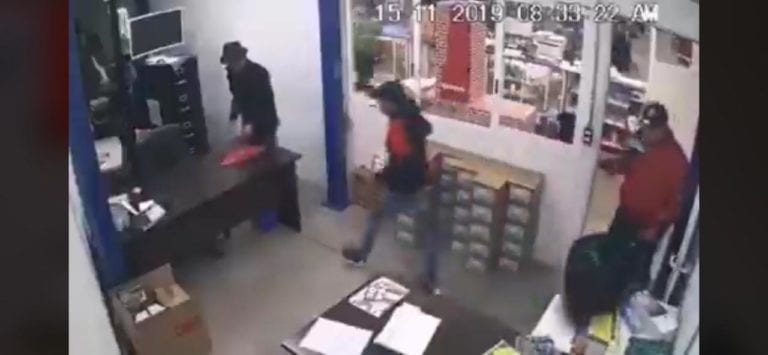 Roban tienda y golpean a vendedora en Estado de México (VIDEO)