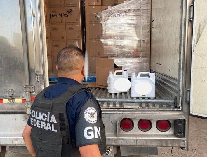 Descubren en Guanajuato pensión que guardaba vehículos y mercancía robada