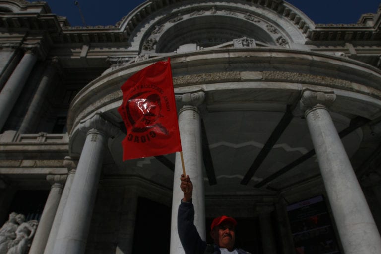 Familiares y simpatizantes de Zapata irrumpen en Bellas Artes en protesta por la pintura “La Revolución”