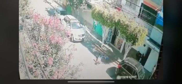 Asesinan a una persona frente a vivienda en Neza (VIDEO)
