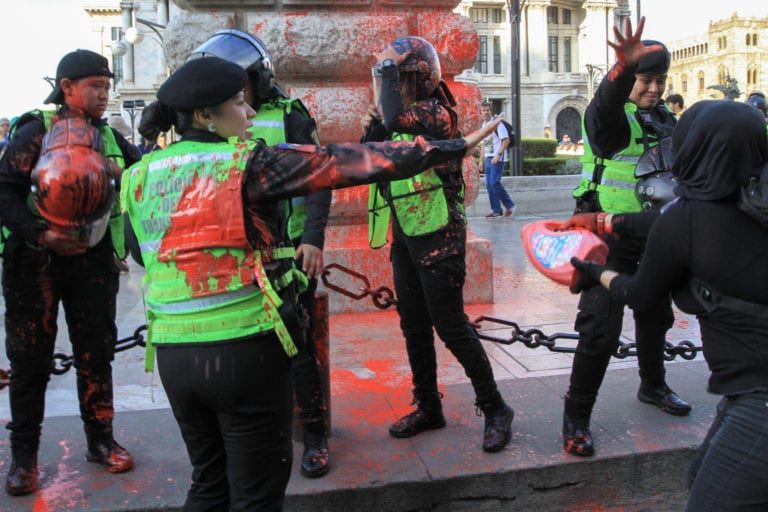 Marcha feminista termina en disturbios y agresiones