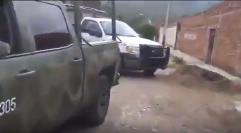 Policías de Sayula, Jalisco, bloquean el paso al Ejército