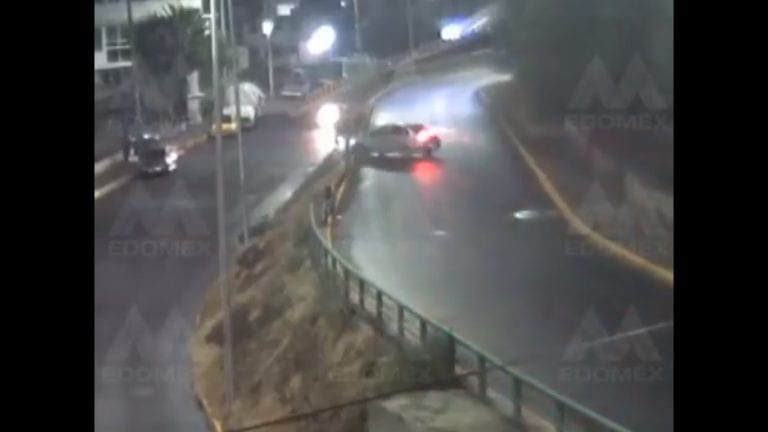 Automovilista se vuelca en una curva en Naucalpan