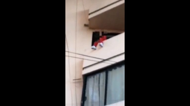 Una niña fue rescatada del balcón de un edificio en la CDMX