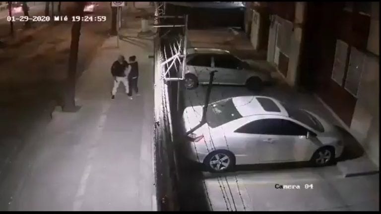 Criminal asalta a una joven que estaba por llegar a su casa