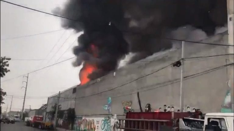 Incendio en bodega de Monterrey provocó una gran movilización
