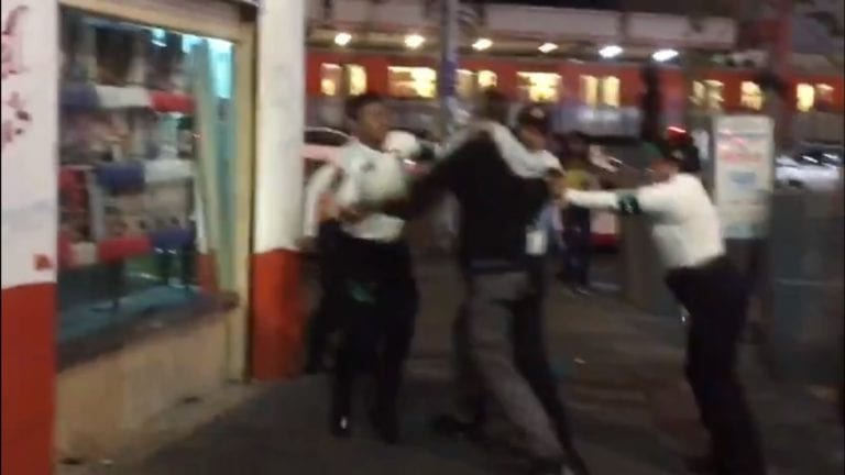 Captan abuso policial cerca de Metro Portales