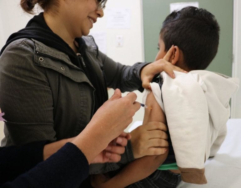 Senadores aprueban que sea obligatorio vacunar a los niños