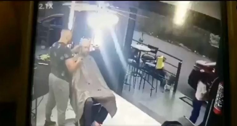 Ejecutan a dos hombres en una barbería del Estado de México