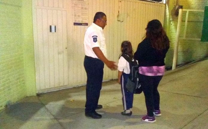 Policías cuidan niños en escuelas mientras sus padres llegan por ellos