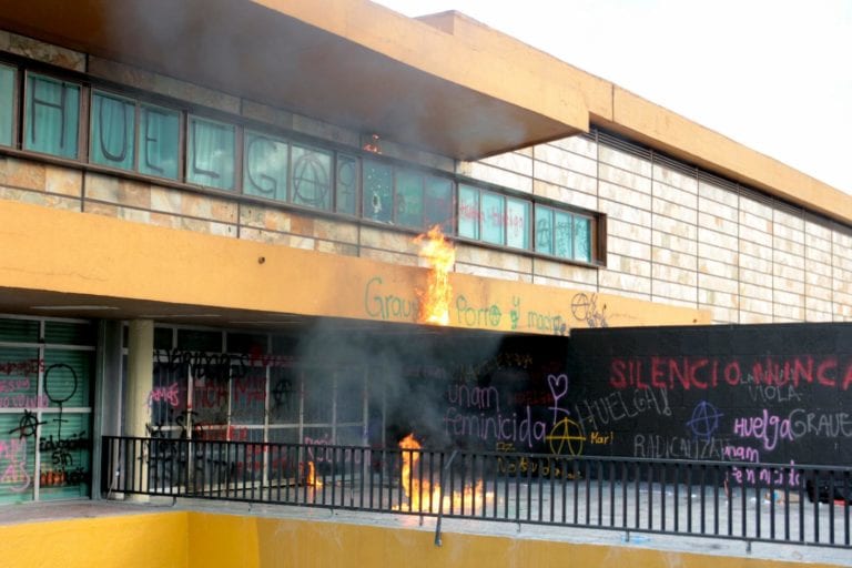 Encapuchados vandalizan la Torre de Rectoría de la UNAM