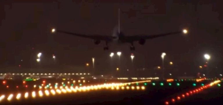 Aterrizaje exitoso de avión que sobrevoló Madrid durante casi cinco horas