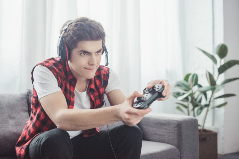 Sigue estas recomendaciones para no lastimar tu oído al usar audífonos para los videojuegos