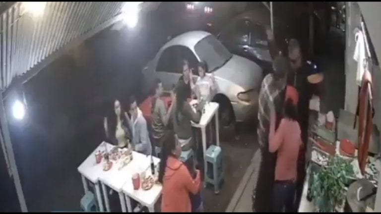 Delincuentes asaltan una taquería en Cuernavaca