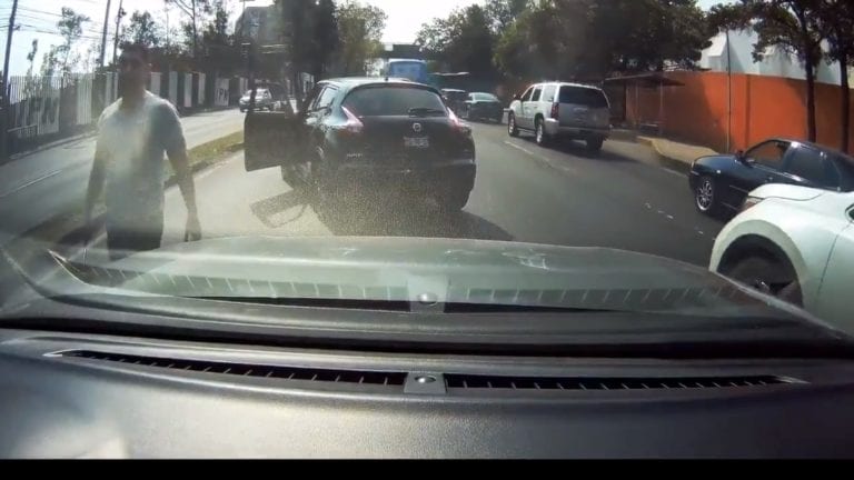 Conductor violento amenaza con una varilla a otro automovilista