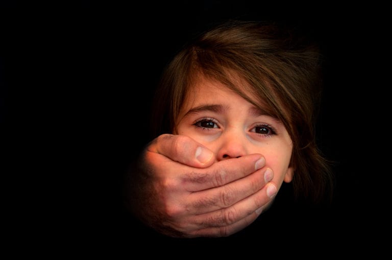Sacerdotes de Illinois abusaron sexualmente de casi 2 mil niños