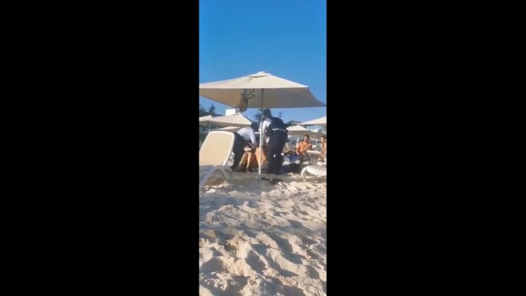 Policías agreden a turistas mexicanos en Playa del Carmen